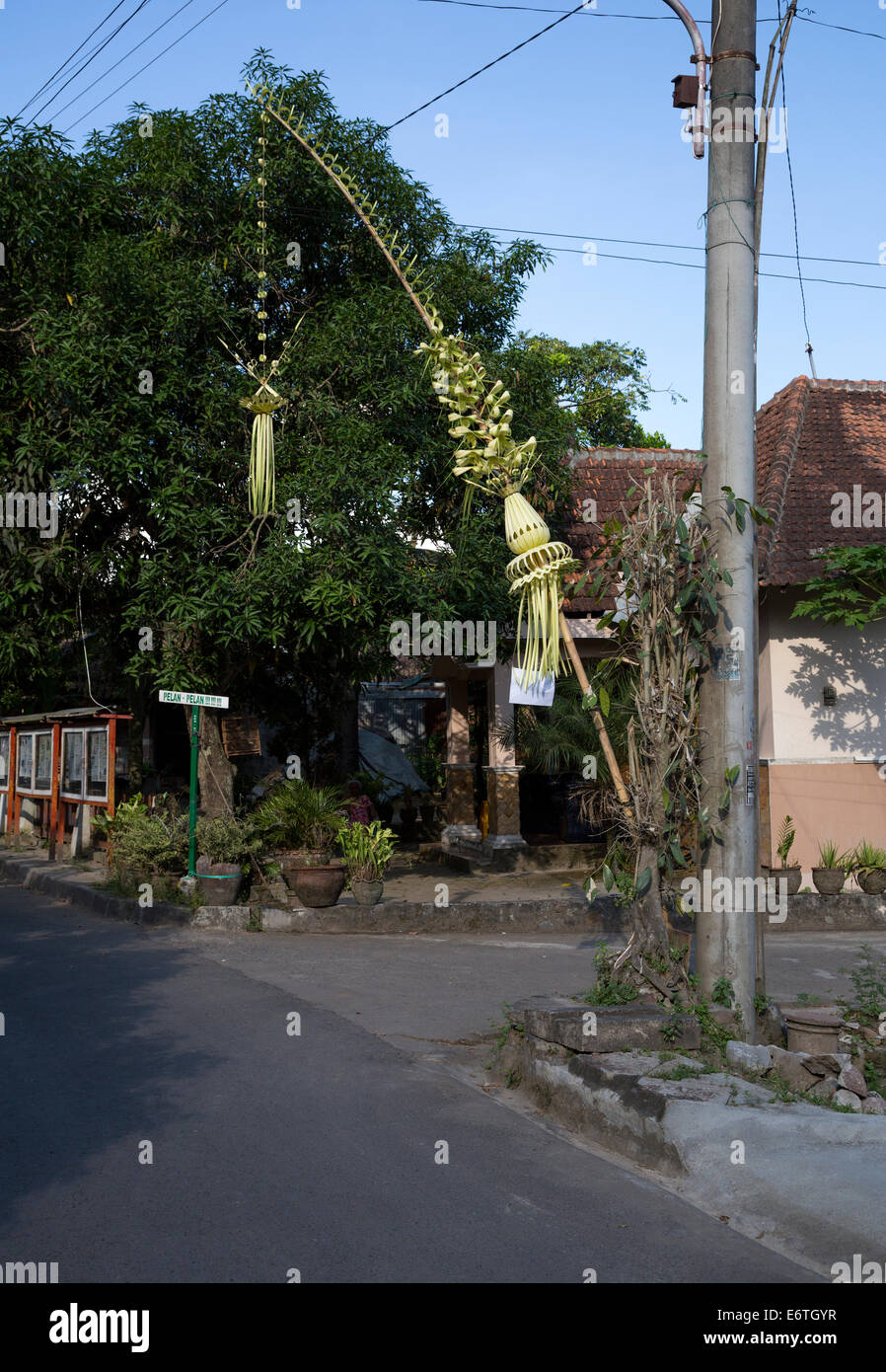 Yogyakarta, Java, Indonesia. "Janur' decorazione in un quartiere residenziale, annunciando un matrimonio. (Bali: 'Penjor') Foto Stock