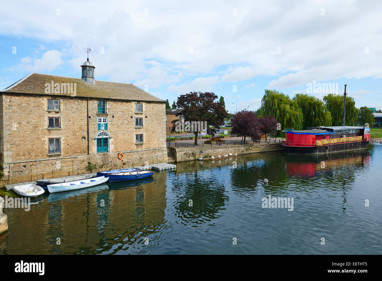 Il vecchio Custom House a destra è il grano Barge fiume Nene Peterborough Cambridgeshire Regno Unito Foto Stock