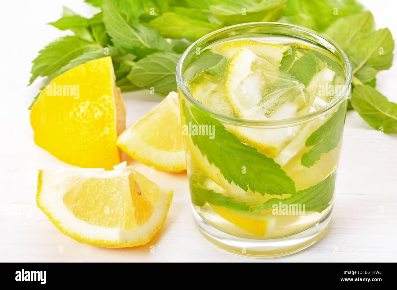 Limonata Fresca con limone e menta in vetro Foto Stock