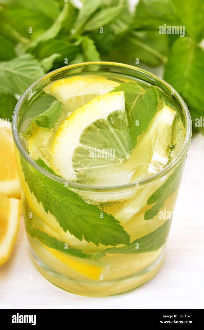 Limonata Fresca con limone e menta in vetro, vista ravvicinata Foto Stock