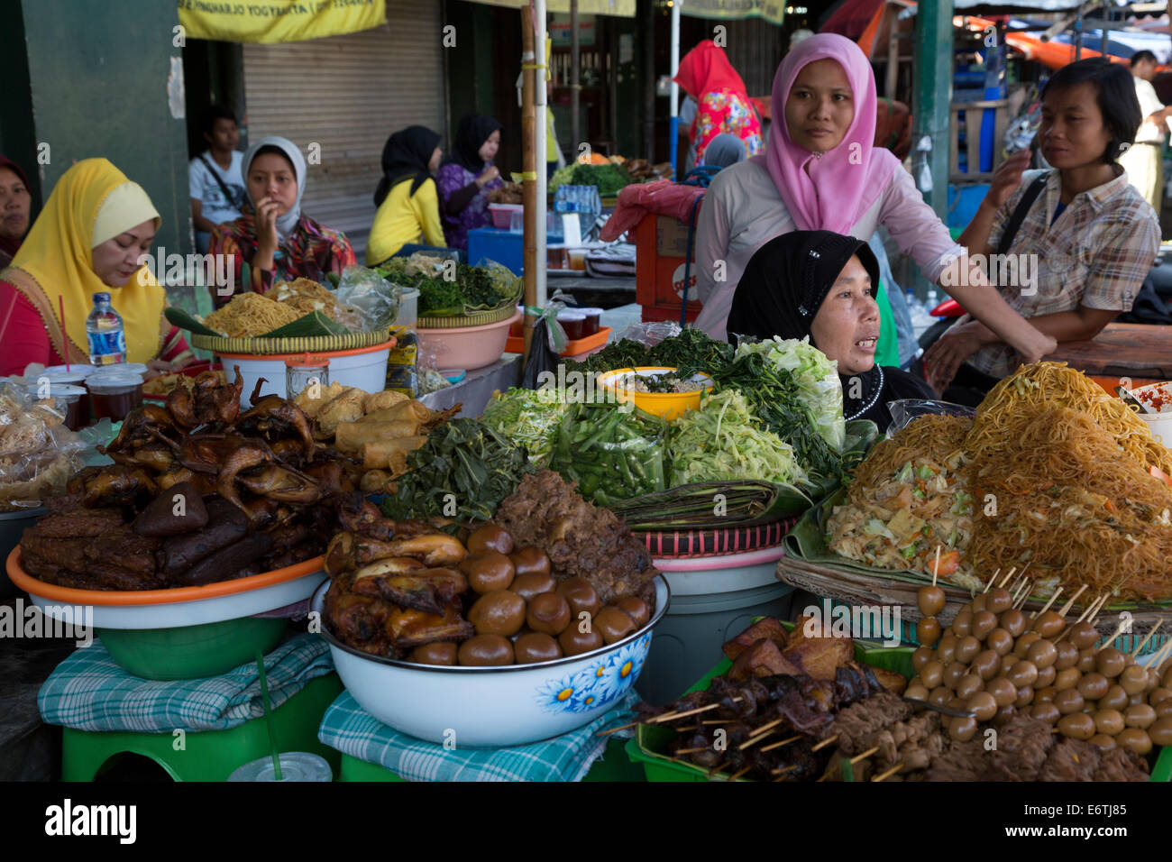 Yogyakarta, Java, Indonesia. Marciapiede stand alimentari, Malioboro Street. Foto Stock