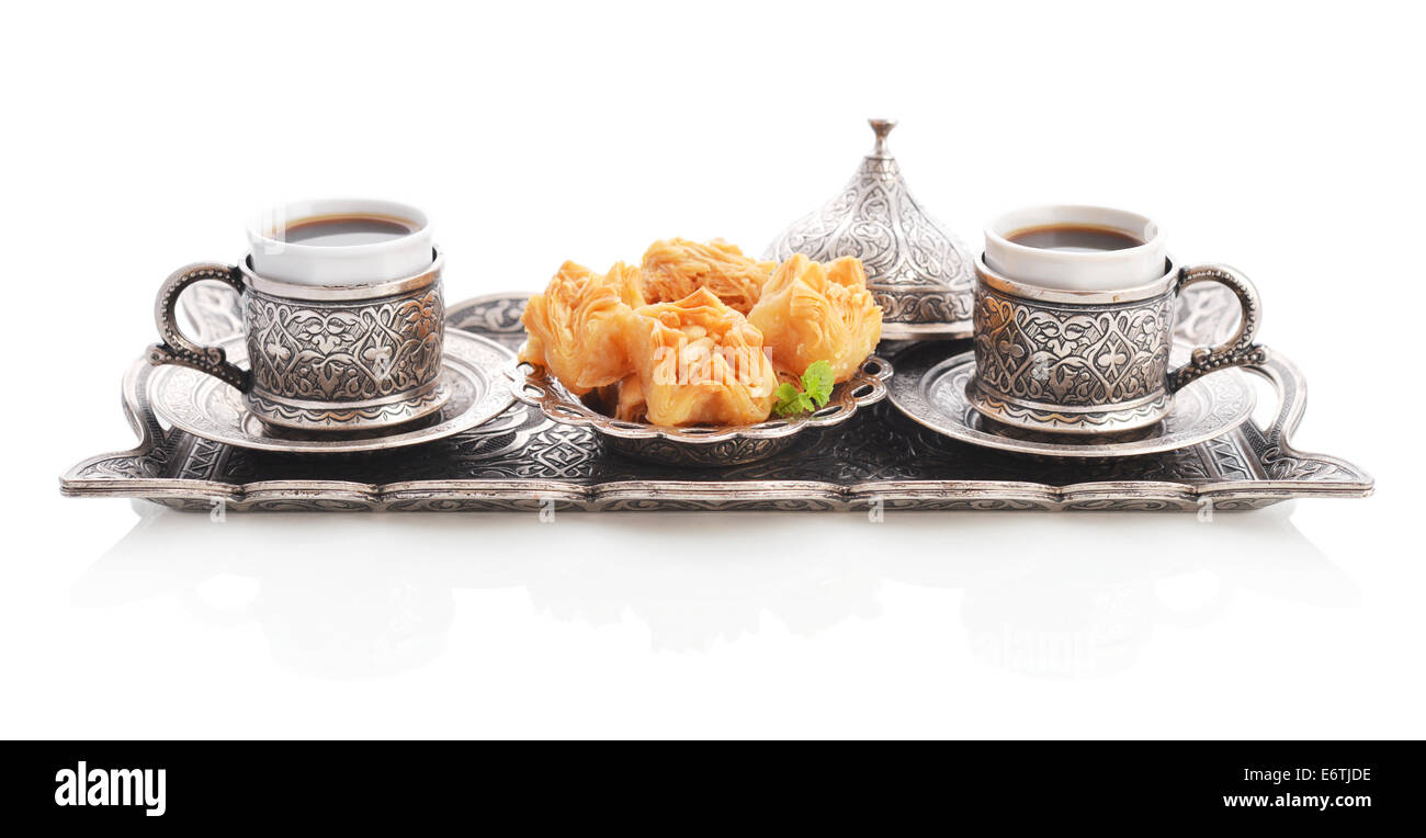 Tazza di caffè con il baklava e metallo vassoio orientali isolati su sfondo bianco Foto Stock