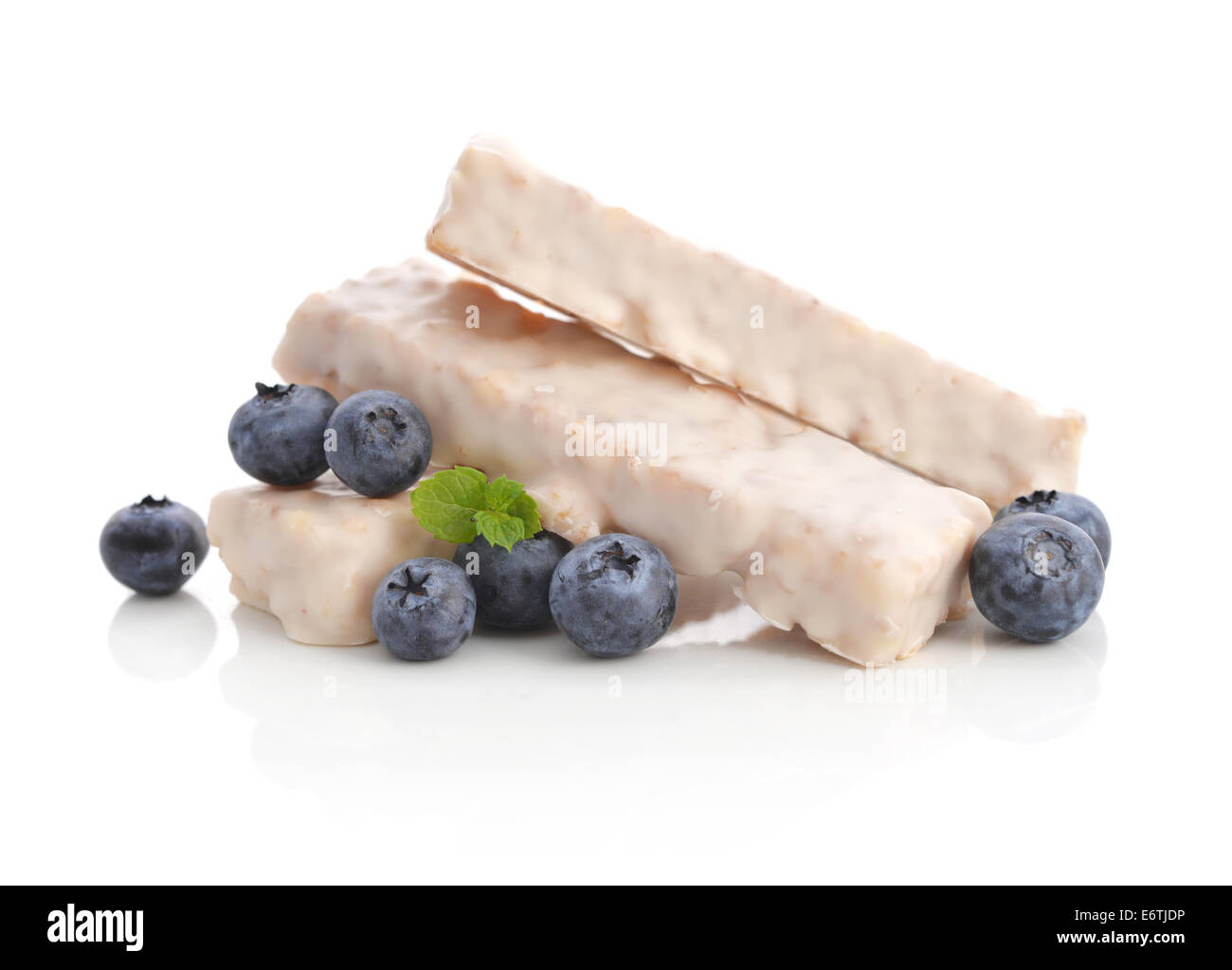 Yogurt Muesli Bar con mirtilli freschi isolati su sfondo bianco Foto Stock