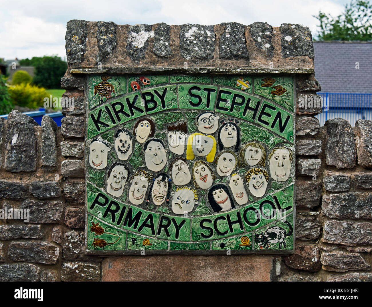 Targhetta di fabbrica di ceramica. Kirkby Stephen scuola primaria. Kirkby Stephen, Cumbria, England, Regno Unito, Europa. Foto Stock