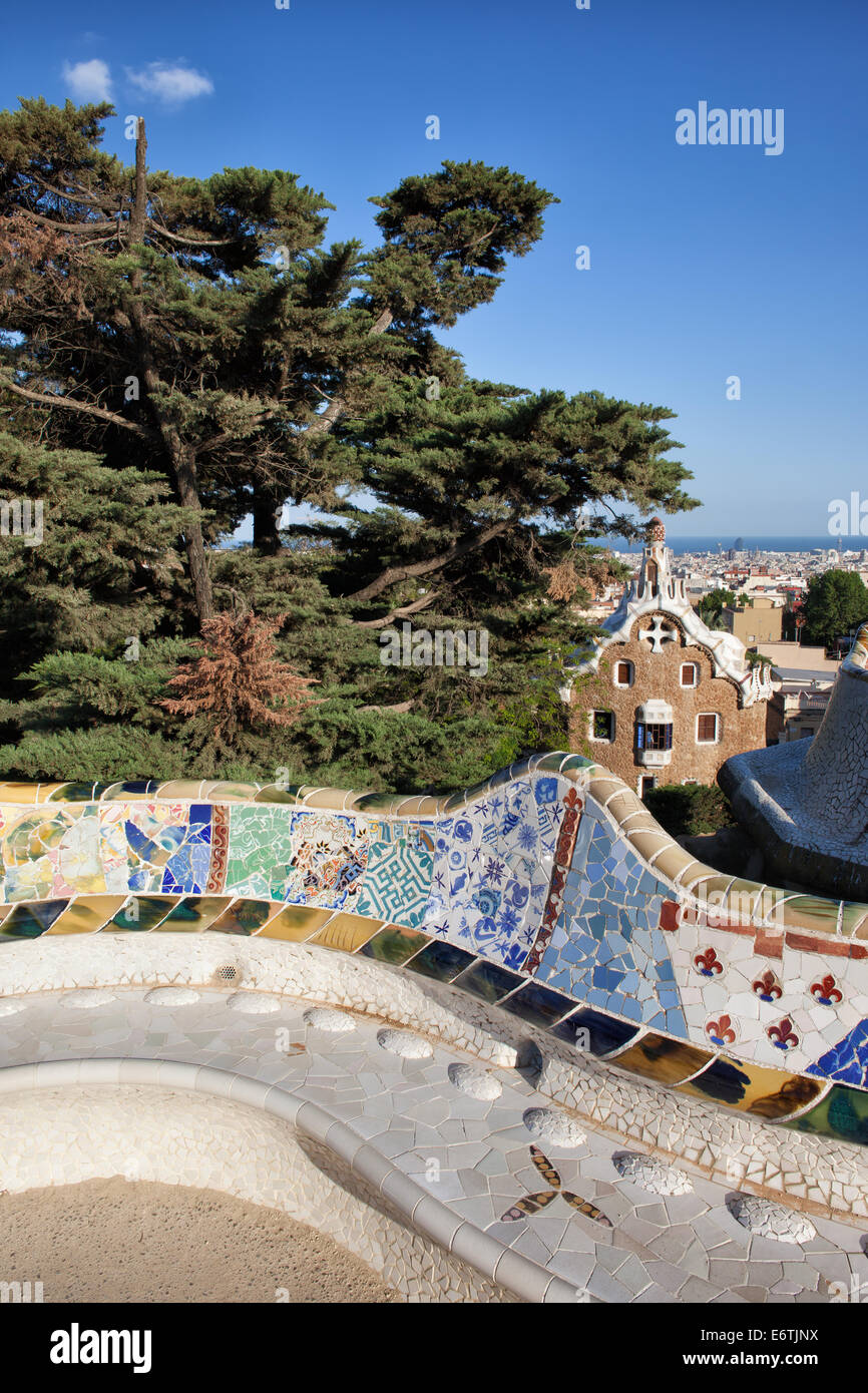 Banco a serpentina con mosaico trencadis a Antoni Gaudi Parco Guell di Barcellona, in Catalogna, Spagna. Foto Stock