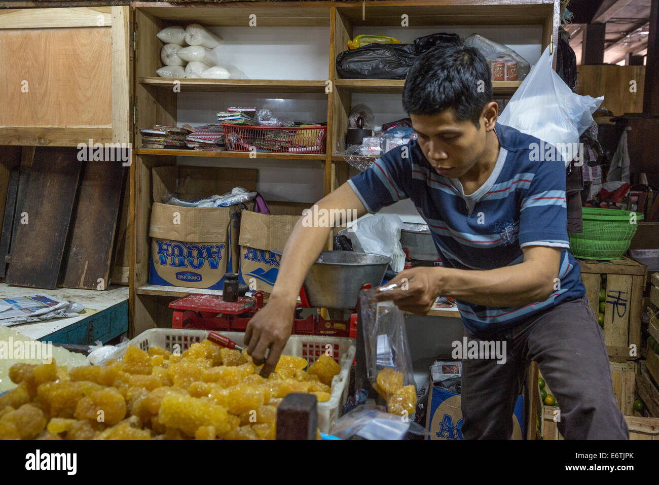 Yogyakarta, Java, Indonesia. Venditore a vendere zucchero di roccia, realizzato da Palm Zucchero, Beringharjo mercato. Foto Stock