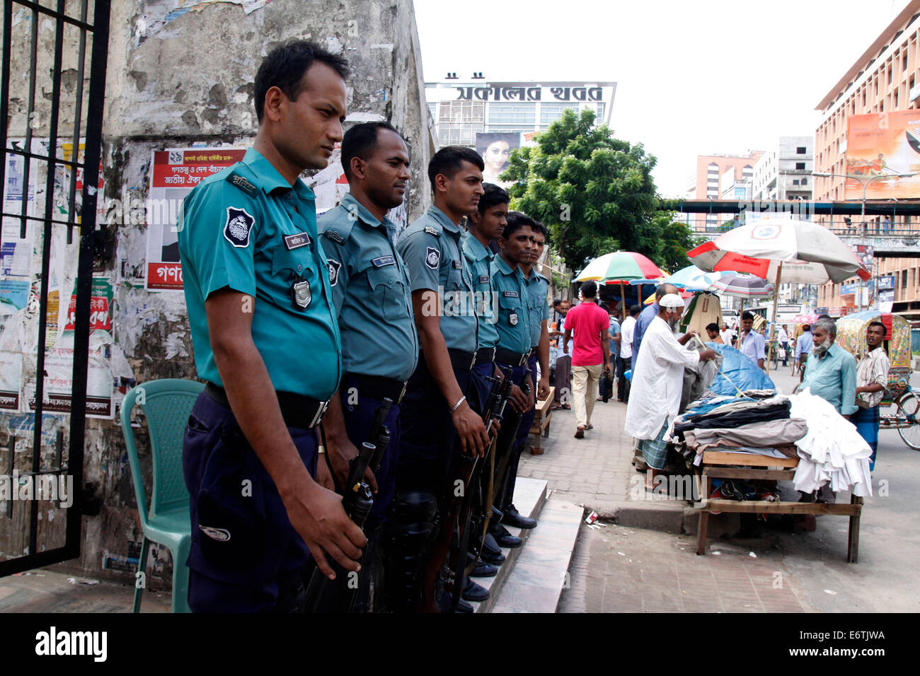 Dacca in Bangladesh. 31 Agosto, 2014. Poliziotti di guardia su una strada durante una mezza giornata di sciopero su tutto il territorio nazionale a Dhaka, nel Bangladesh, Agosto 31, 2014. Islami Chhatra Sena ha chiamato una mezza giornata countrywide sciopero esigente arresto e il processo di assassini del leader del partito Nurul Islam Farooqi. Credito: Shariful Islam/Xinhua/Alamy Live News Foto Stock