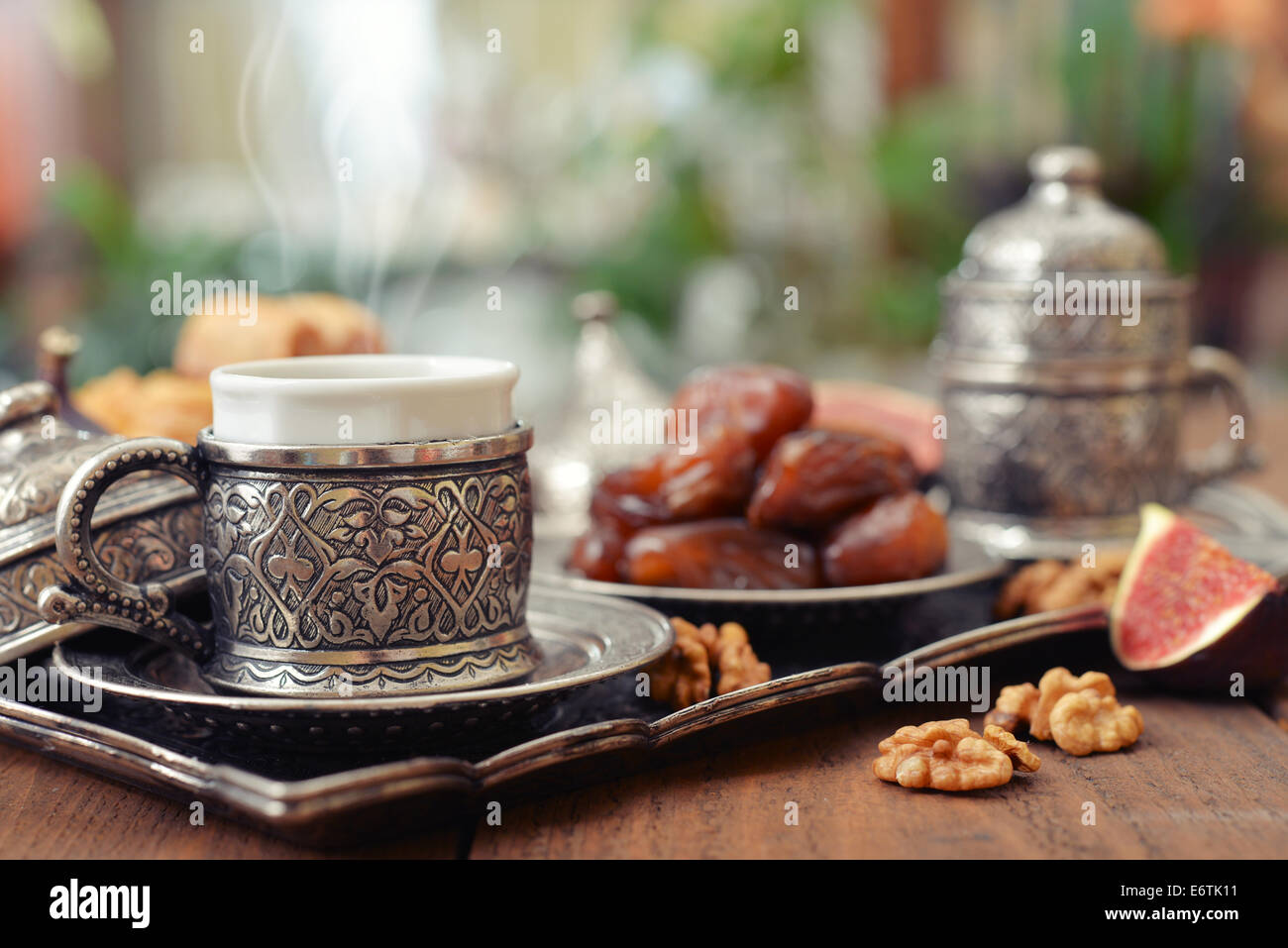 Tazza di caffè con date a secco su metallo vassoio orientali Foto Stock