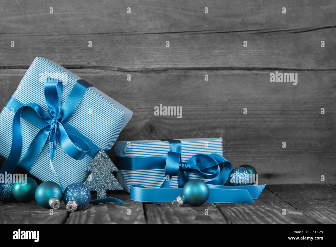 Regali Di Natale Shabby Chic.Blu Regali Di Natale Sul Grigio In Legno Shabby Chic Sfondo Foto Stock Alamy