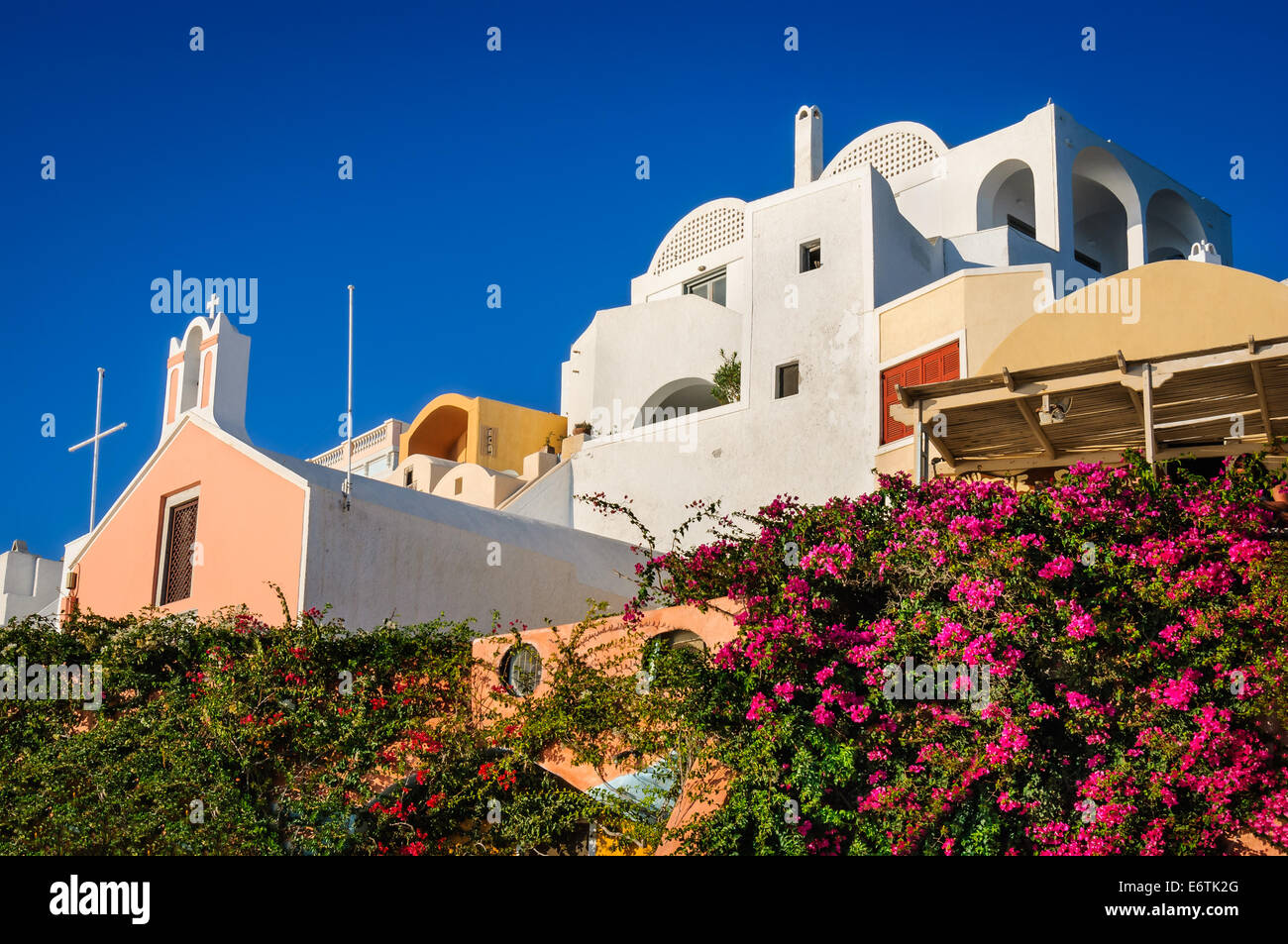 Santorini, Grecia. Paesaggio urbano con la città di Oia a Thira, isole greche nel Mar Egeo, greco landmark. Foto Stock
