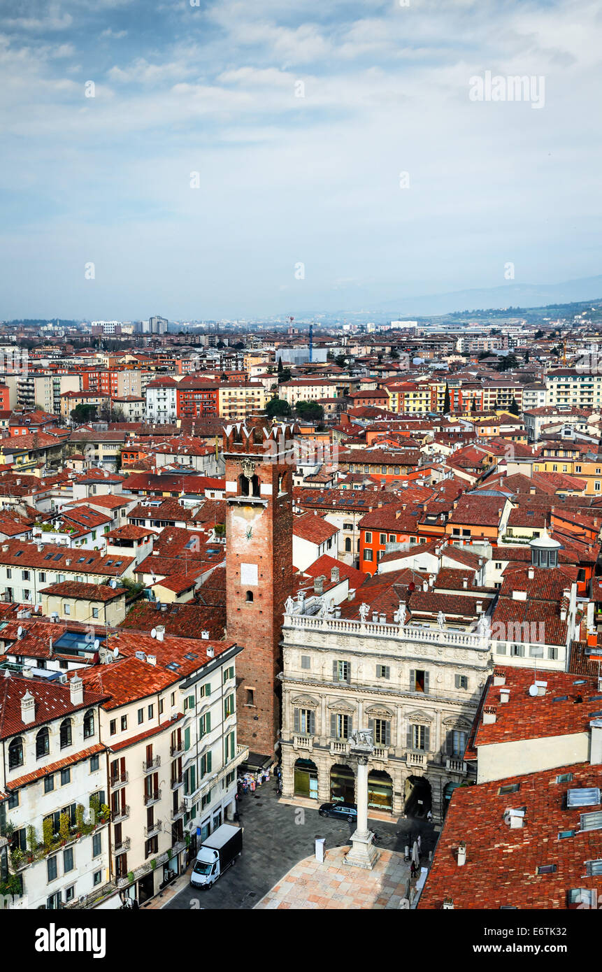 Verona, Italia, Panorama con Piazza delle Erbe e antica città di Romeo e Julied. Foto Stock