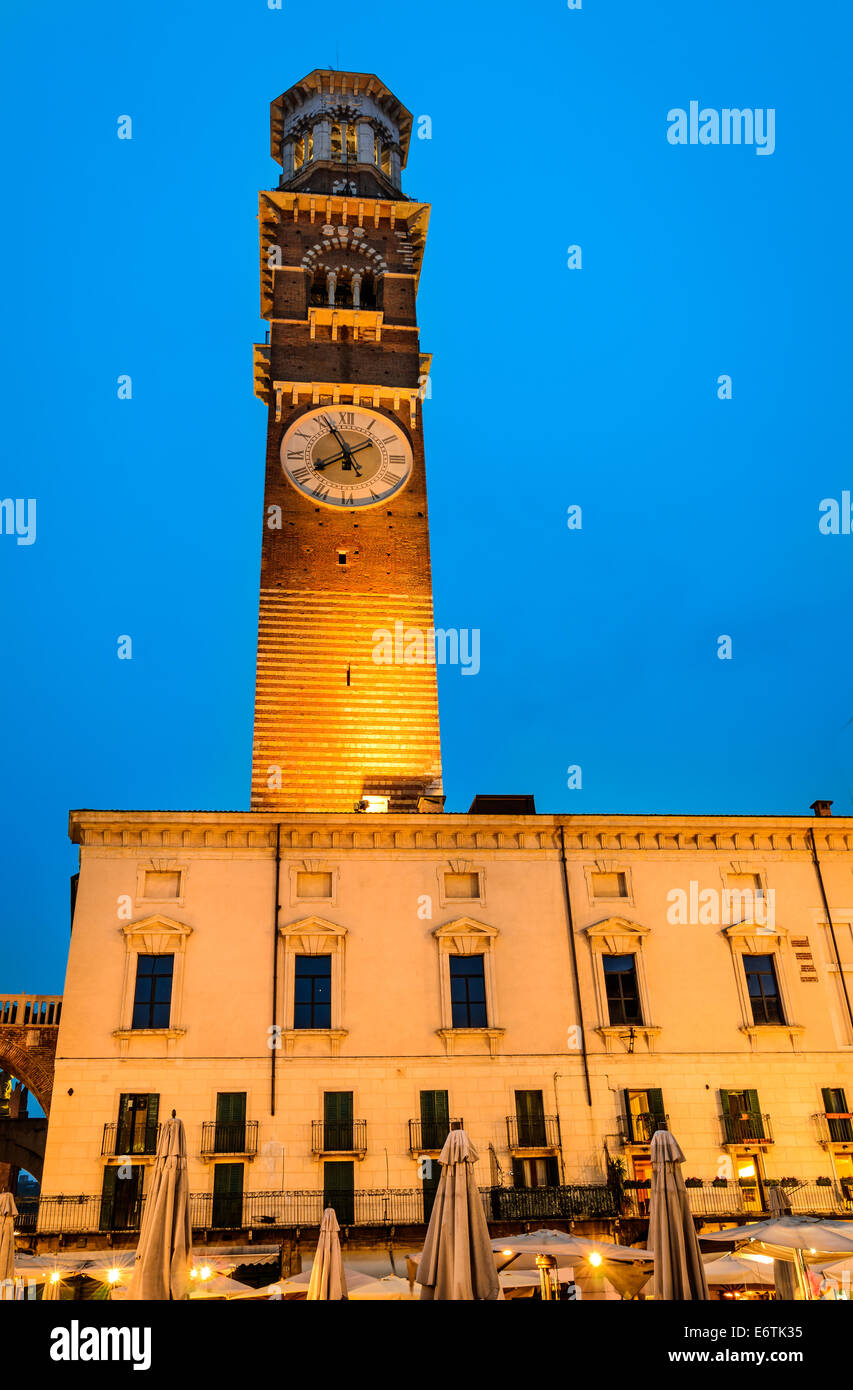 Verona, Italia. Twilight immagine con la Torre dei Lamberti 84 m alto costruito nel 1172 nel borgo medievale di Piazza delle Erbe. Foto Stock