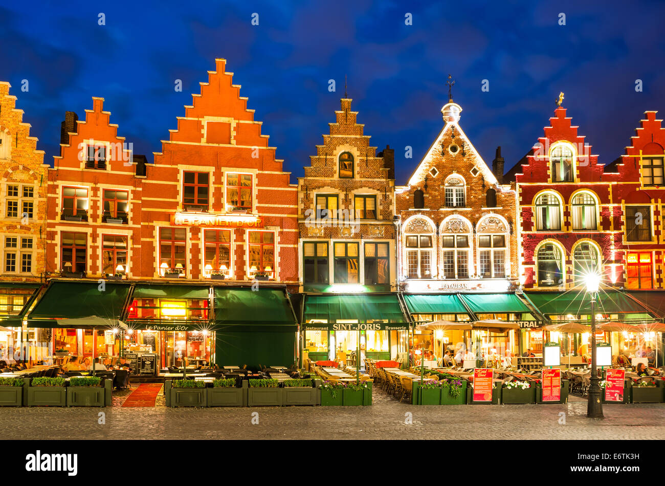 BRUGES, Belgio - 7 agosto. Immagine notturna del lato nord della piazza del mercato, con le sue incantevoli street cafe, luogo di incontro di Bruge Foto Stock