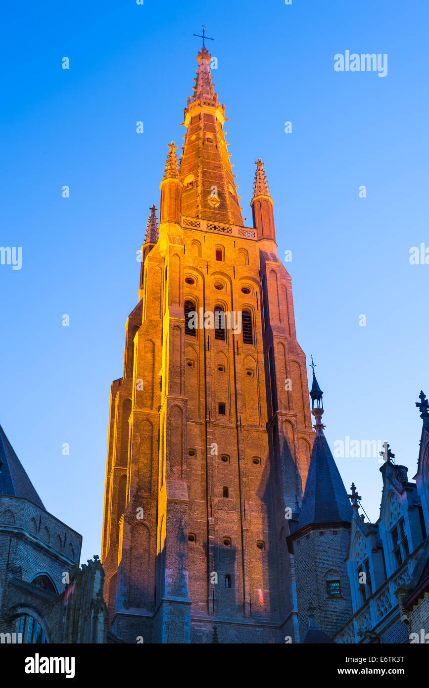 Bruges, Belgio. Lo stile gotico campanile della chiesa di Nostra Signora, Vrouwekerk, più alti in città con 122 m. Fiandra occidentale Foto Stock
