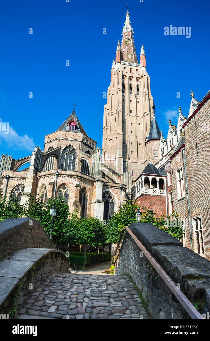 Bruges, Belgio. La chiesa di Nostra Signora (Vrouwekerk) e Bonifacius Bridge, Fiandre Occidentali Foto Stock