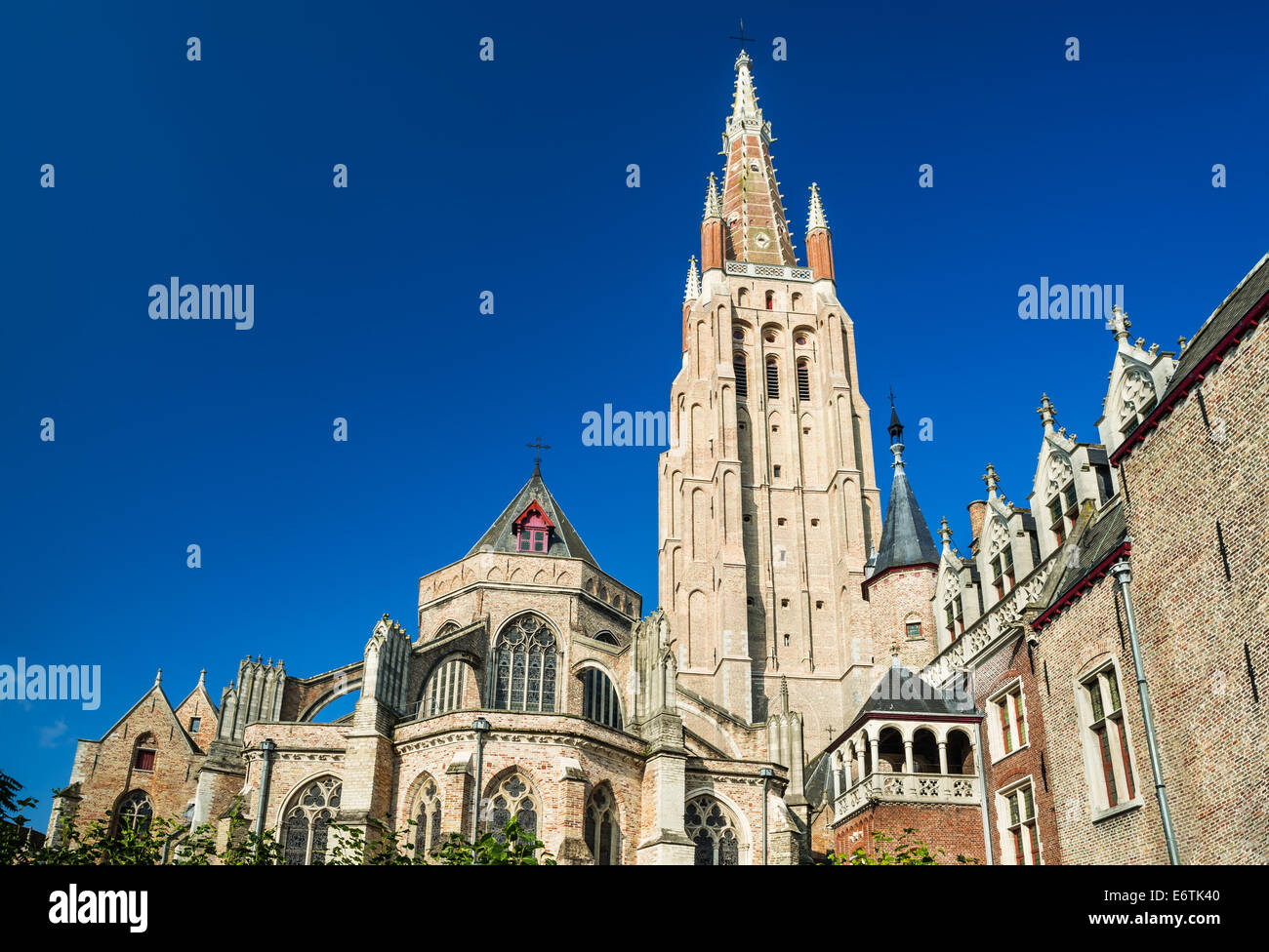 Bruges, Belgio. Guglia gotica della chiesa di Nostra Signora (Vrouwekerk), Fiandre Occidentali Foto Stock