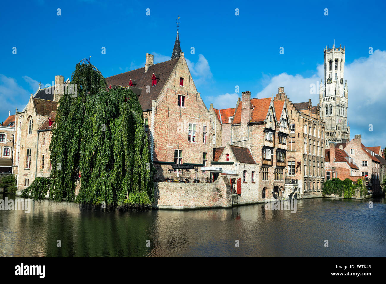 Bruges, Belgio. Immagine con Rozenhoedkaai in Brugge, Dijver fiume canal crepuscolo e la torre campanaria (Belfort) torre. Foto Stock Bruges, Belgio. Immagine con Rozenhoedkaai in Brugge, Dijver fiume canal crepuscolo e la torre campanaria (Belfort) torre. Foto Stock