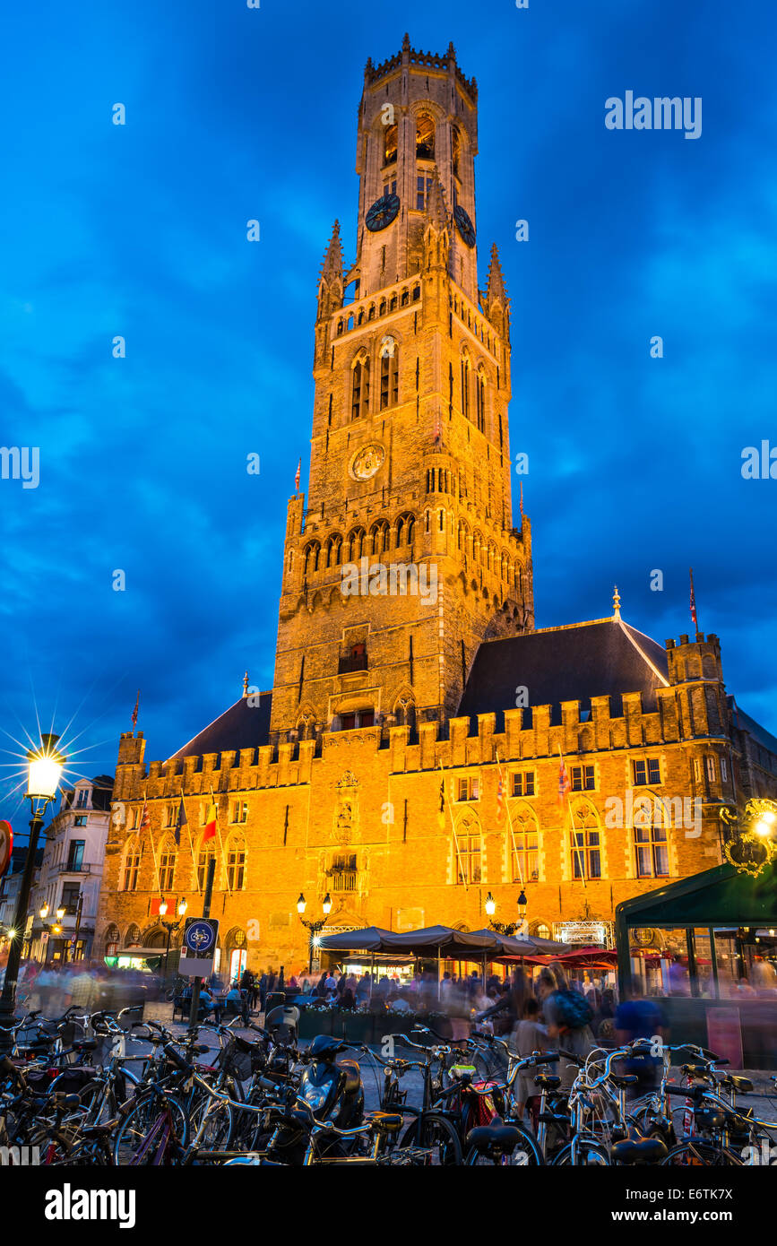 Il Belgio. Markt è dominato dalla Torre Campanaria o Belfort campanile ottagonale con 83 m costruito nel XIII secolo. Bruges, Fiandre Occidentali. Foto Stock