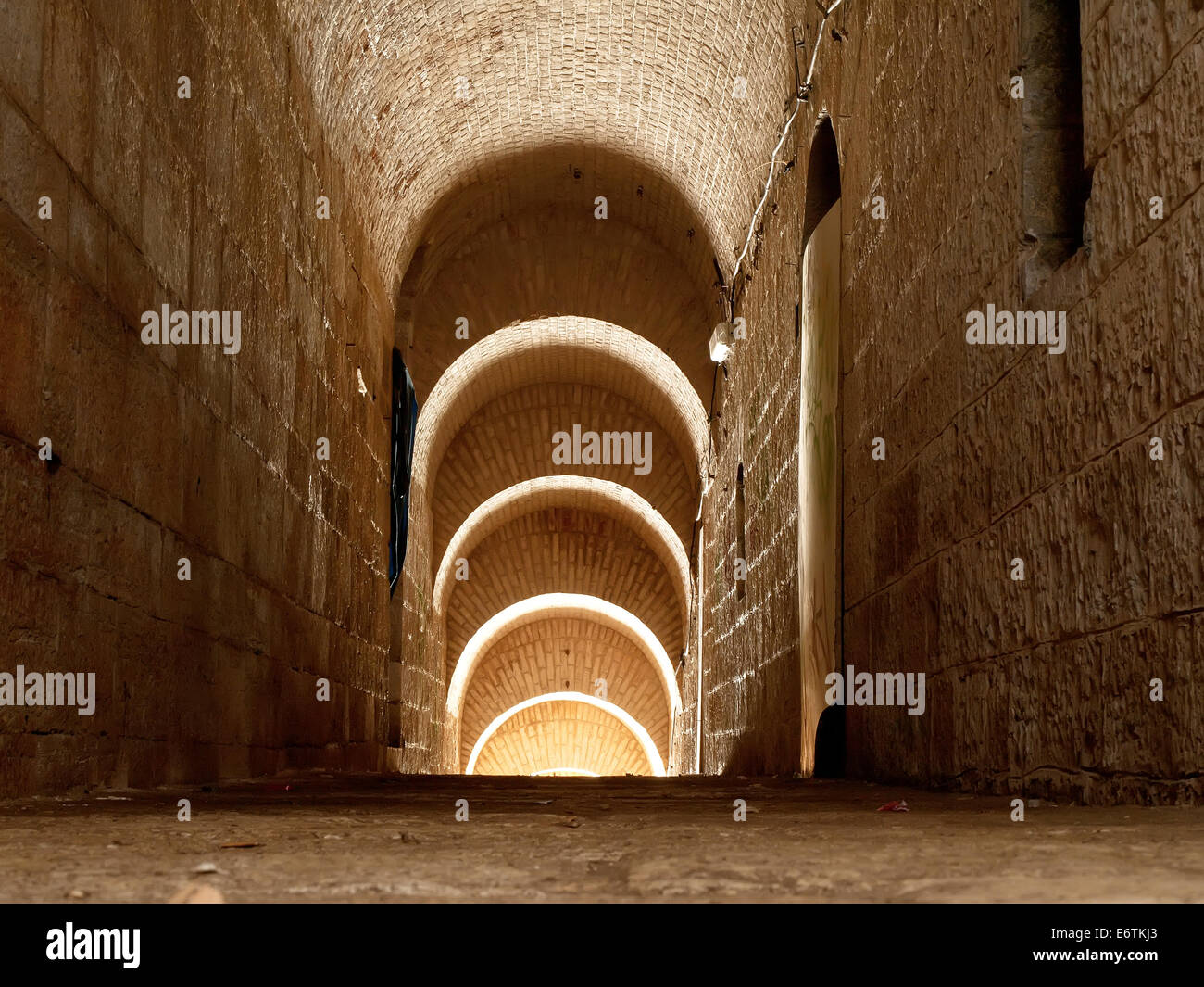 Le pareti e il passaggio della vecchia fortezza in pietra Foto Stock