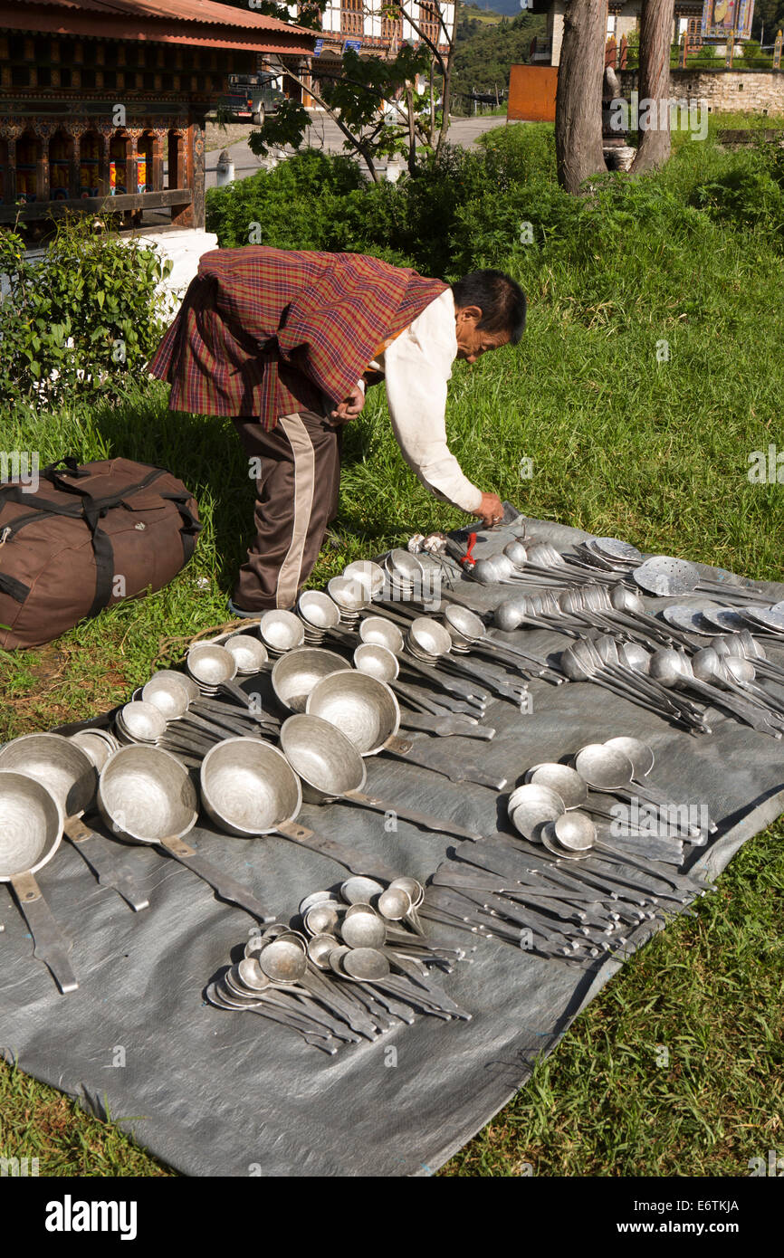 Il Bhutan orientale, Trashi Yangtse, Bazaar, trader visualizzazione utensili da cucina in metallo per la vendita Foto Stock