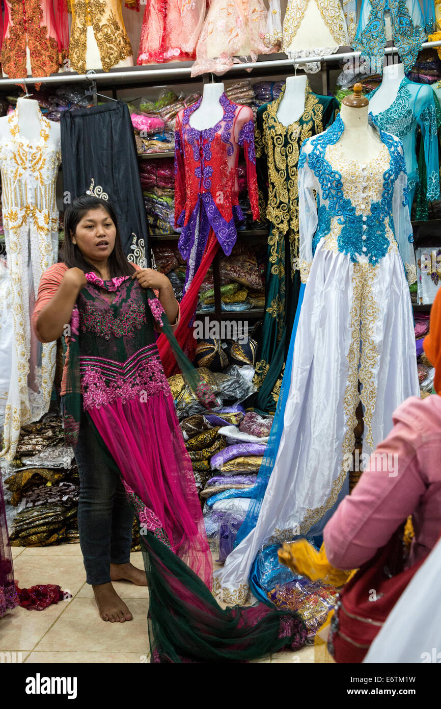 Yogyakarta, Java, Indonesia. Donna negozio di abbigliamento, Beringharjo mercato. Foto Stock
