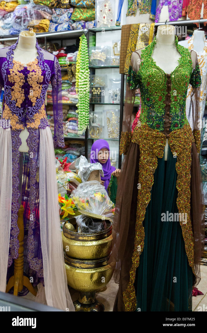 Yogyakarta, Java, Indonesia. Donna negozio di abbigliamento, Beringharjo mercato. Foto Stock