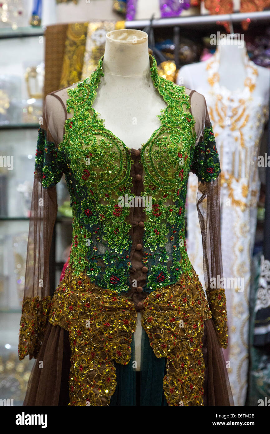 Yogyakarta, Java, Indonesia. Donna negozio di abbigliamento, Beringharjo mercato. Foto Stock