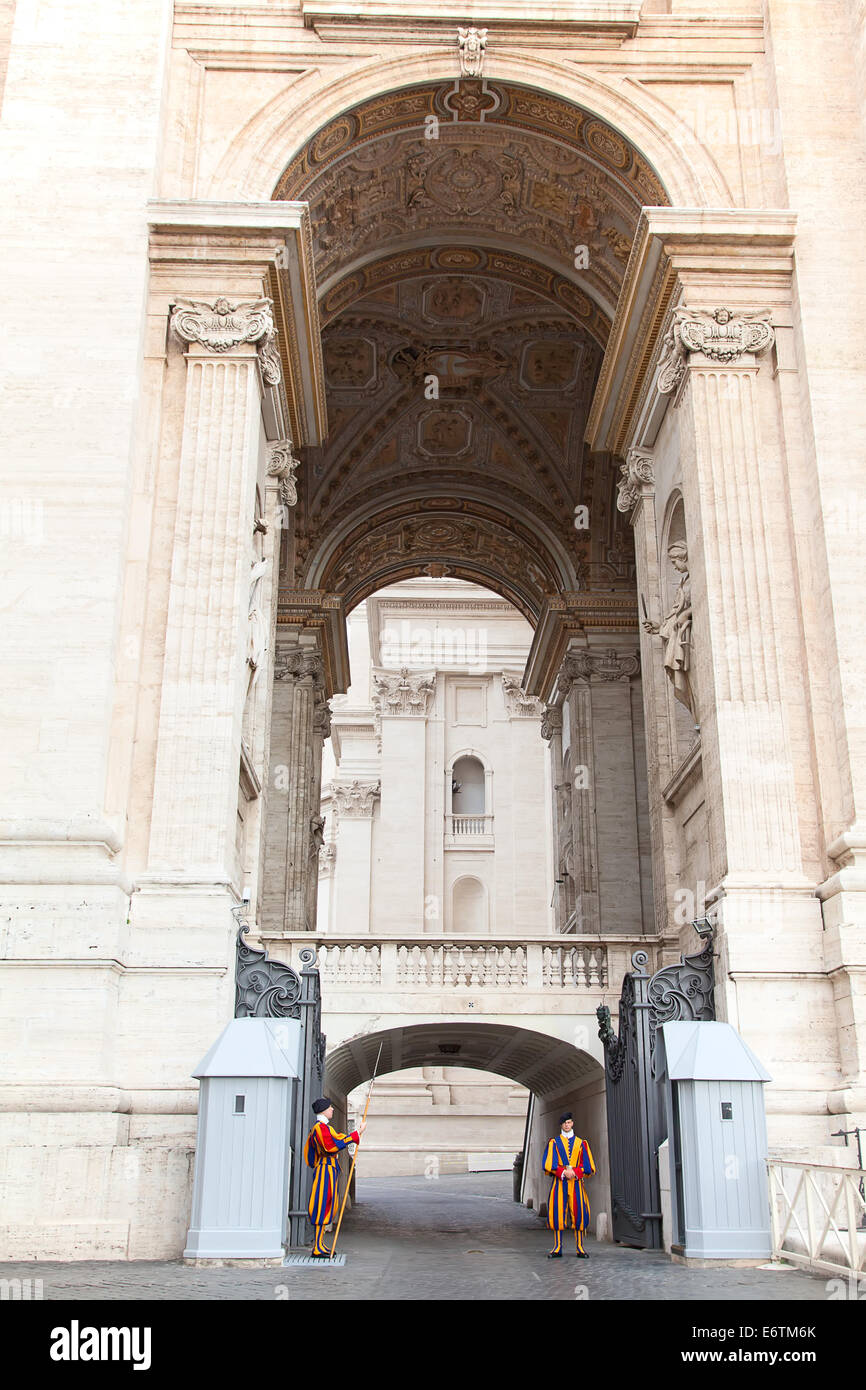 Città del Vaticano - Vaticano - 1 agosto: famosa Guardia Svizzera basilica surveil entrata su Agosto 1, 2014 in Vaticano. La protezione papale wit Foto Stock