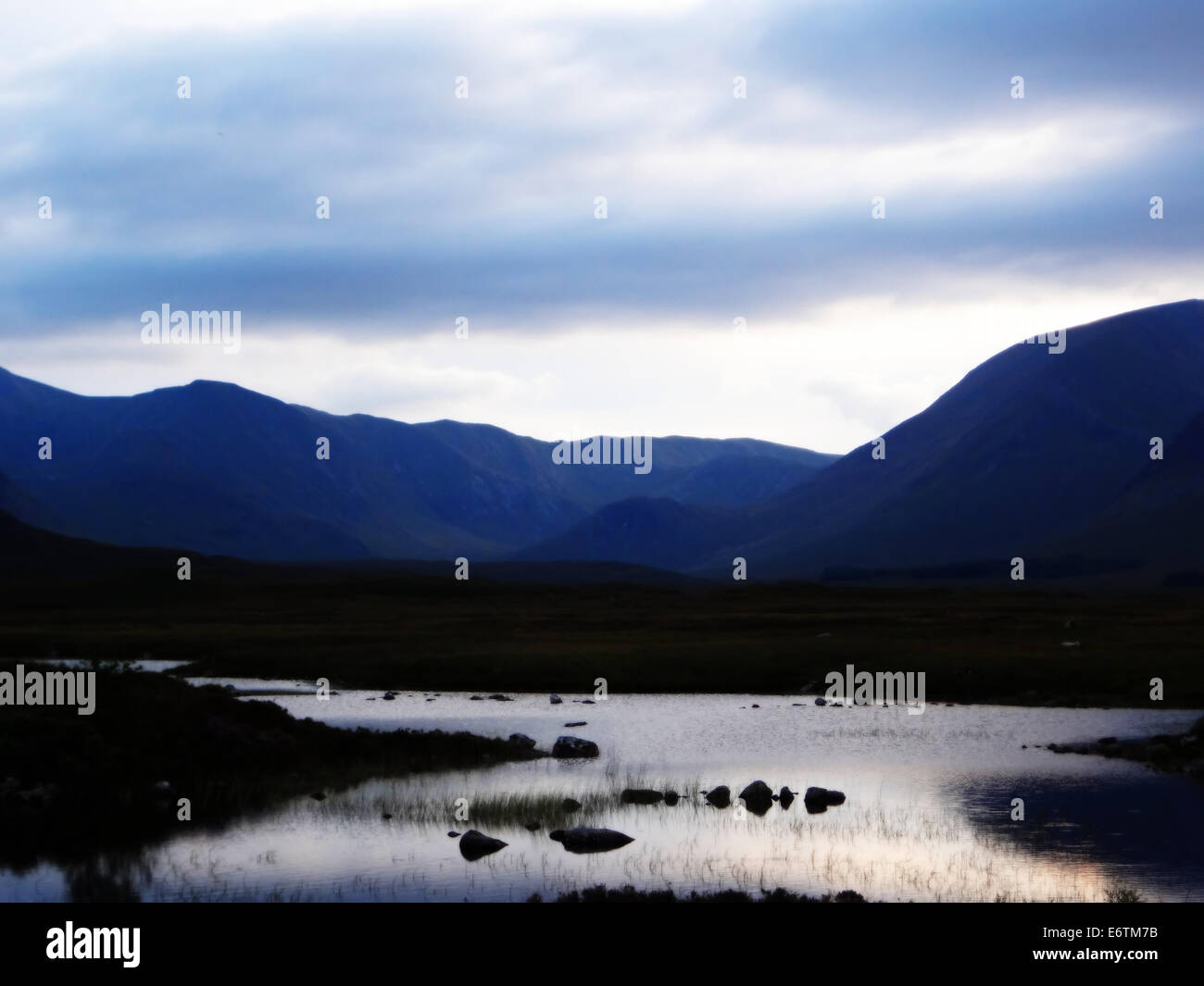 Highlands scozzesi fiume in montagna con cielo blu Foto Stock