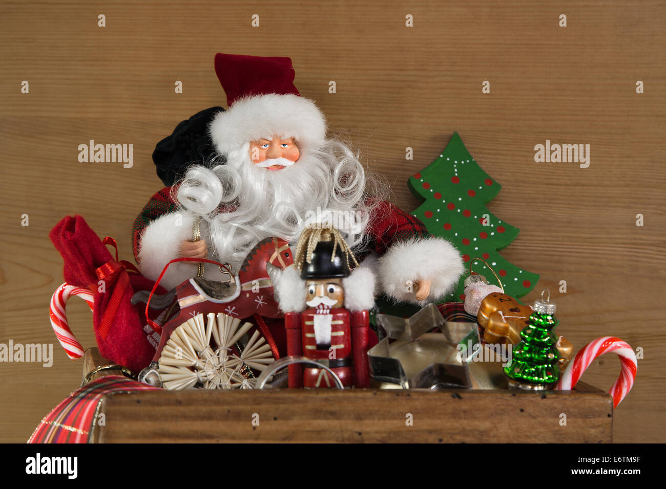 Classic decorazione di Natale con Babbo Natale in bianco e rosso e verde. Foto Stock