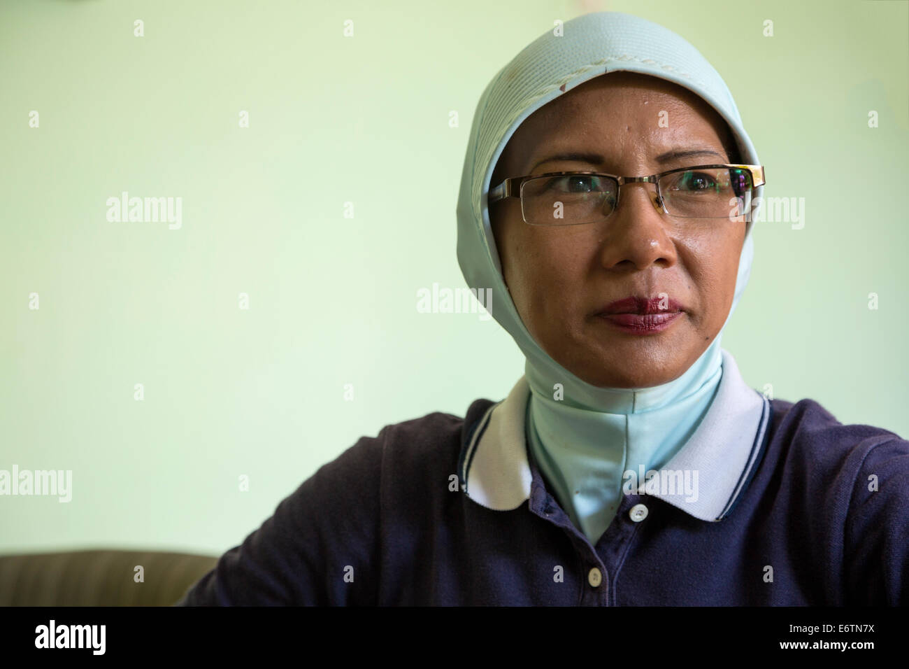 Yogyakarta, Java, Indonesia. Di mezza età musulmana indonesiana donna, una guida turistica. Foto Stock