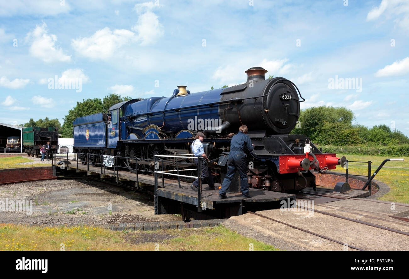 Great Western Railway King Edward II motore di vapore 6023 essendo attivata la piattaforma girevole a Didcot Railway Centre Foto Stock