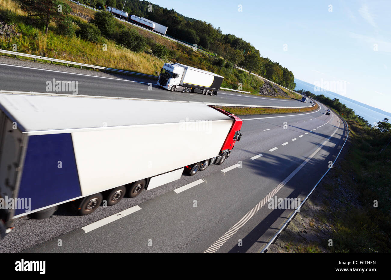 I carrelli di guida su una autostrada panoramica route Foto Stock