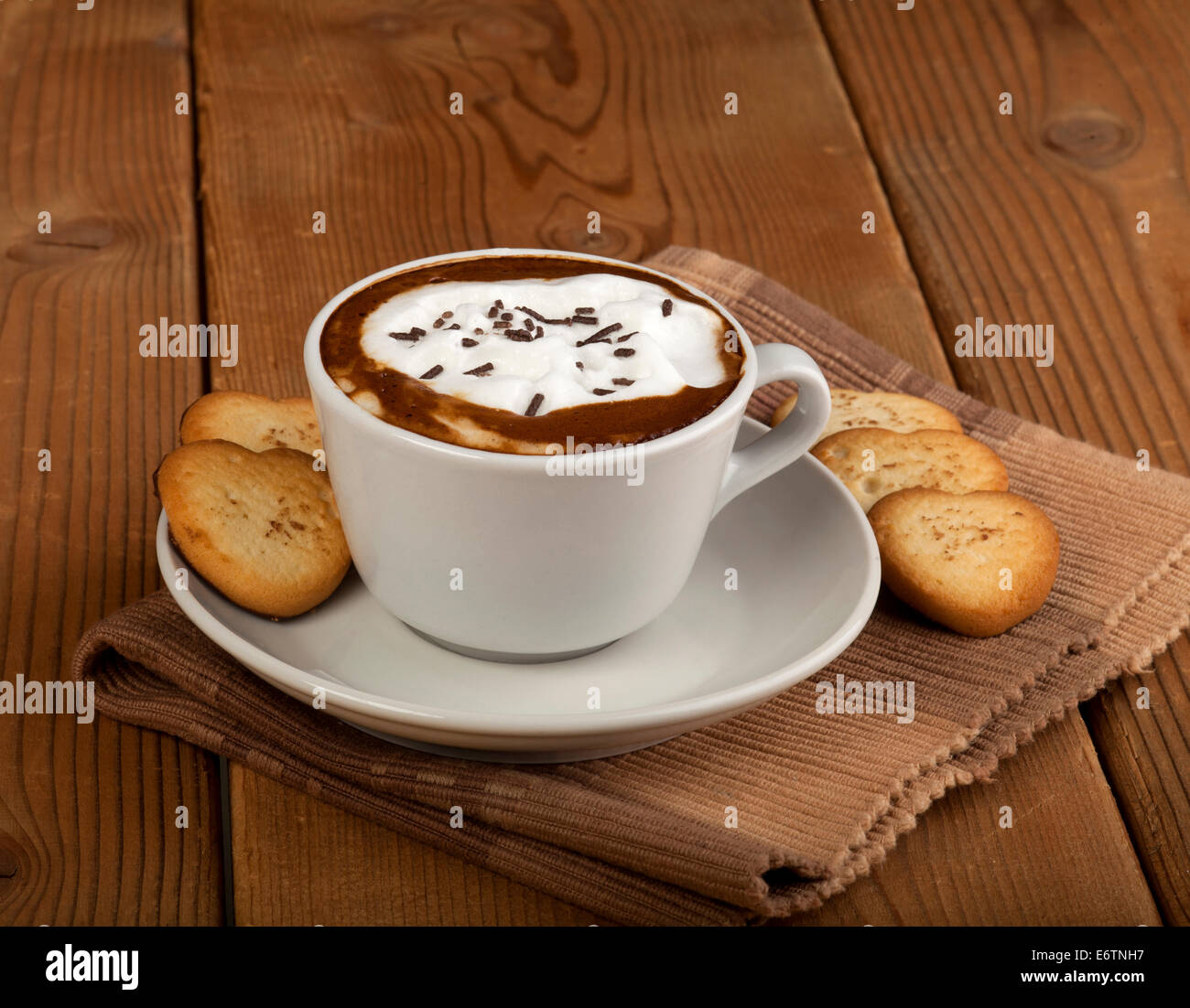 Bianco con tazza di caffè, cioccolata calda, cappuccino, latte o mochaccino  e biscotti a forma di cuore, sul tampone marrone e backg in legno Foto  stock - Alamy