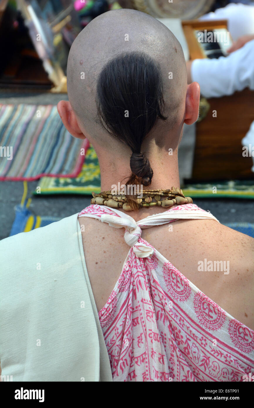 La parte posteriore della testa di un Hare Krishna devoto in Union Square Park a New York City Foto Stock