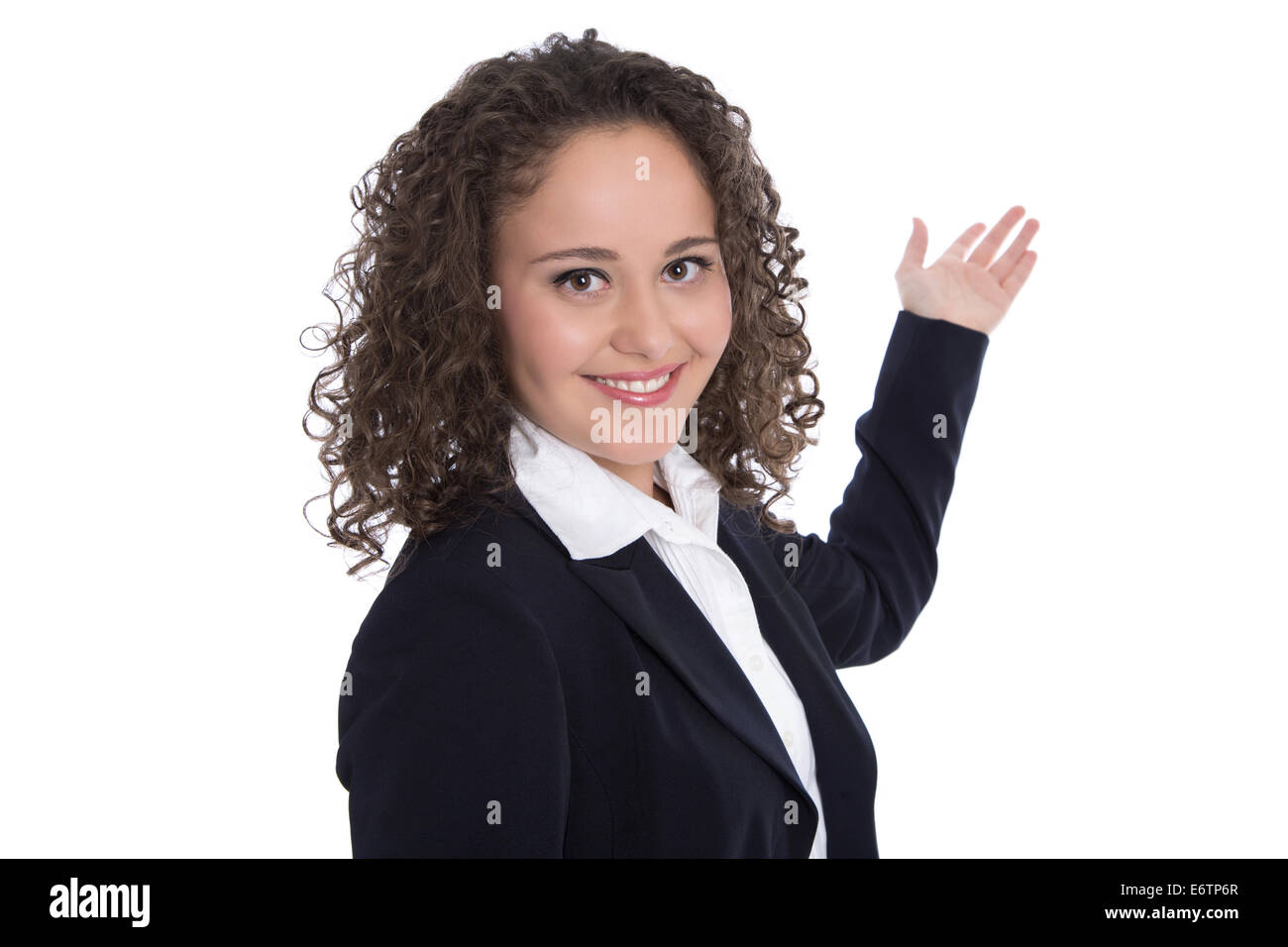Professional isolato giovane imprenditrice con brunette capelli ricci presentando su sfondo bianco con la mano. Foto Stock