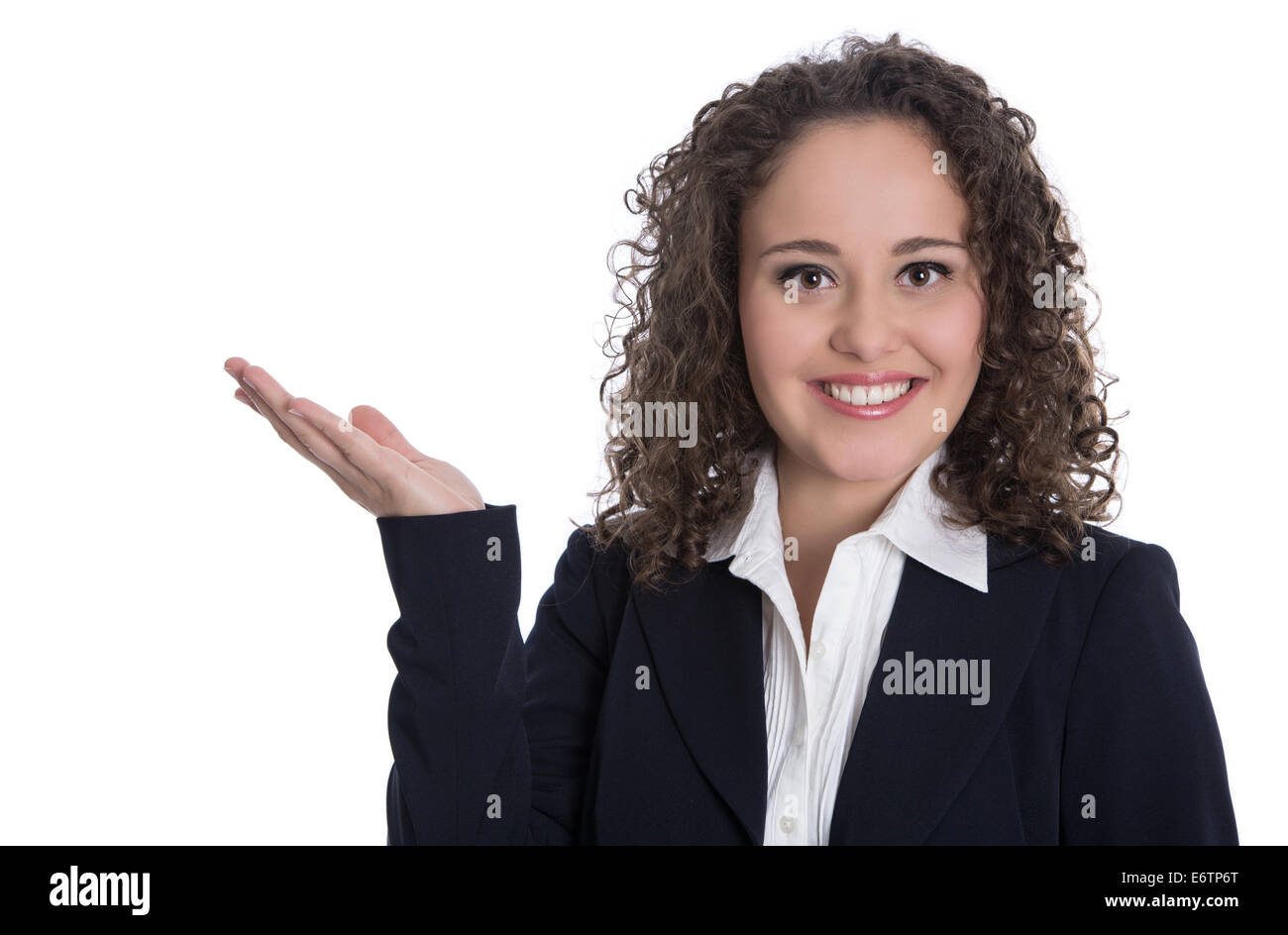 Professional isolato giovane imprenditrice con brunette capelli ricci presentando su sfondo bianco con la mano. Foto Stock
