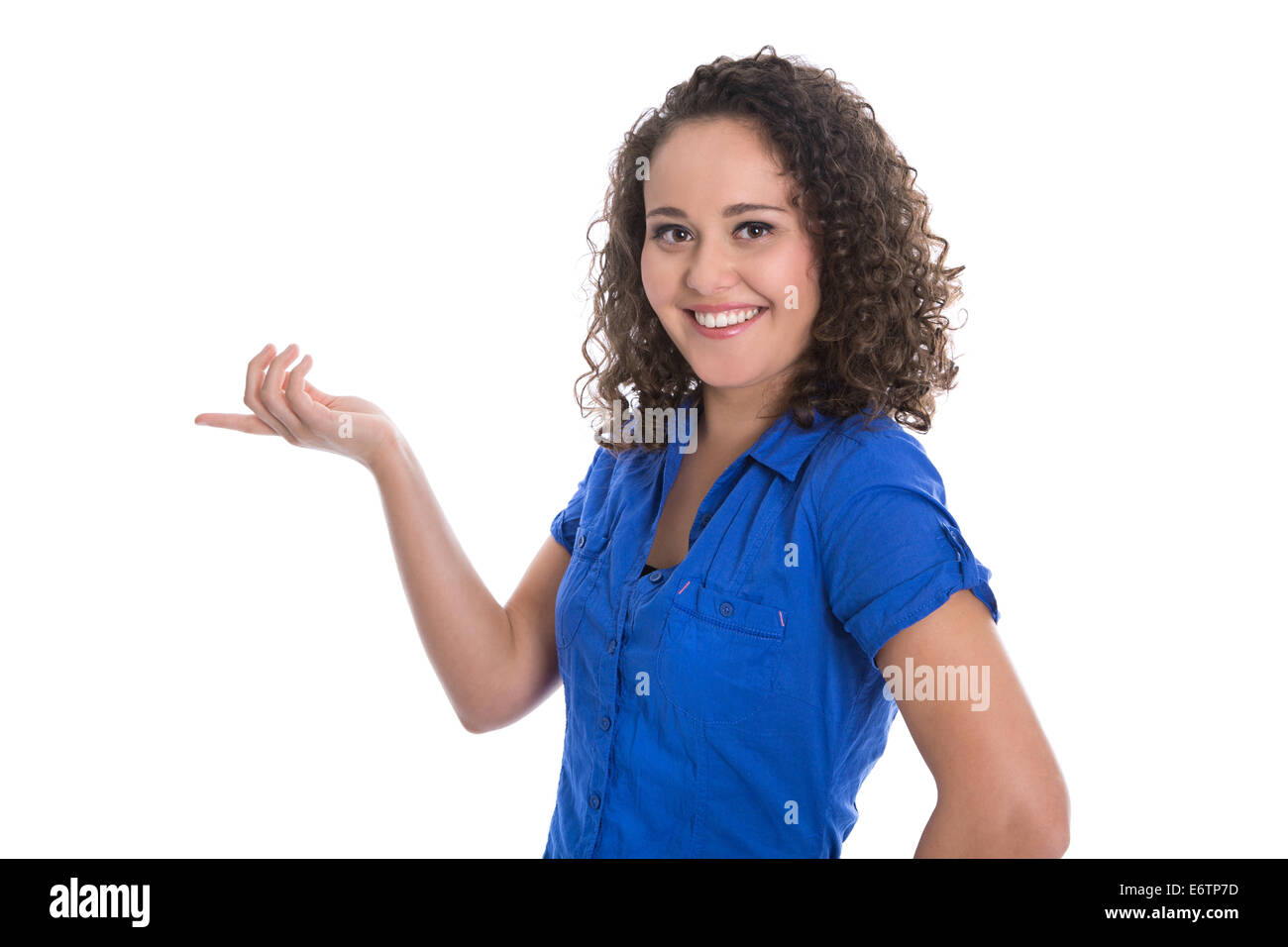 Isolato ragazza sorridente facendo promozione mostrando qualcosa con il suo dito. Foto Stock
