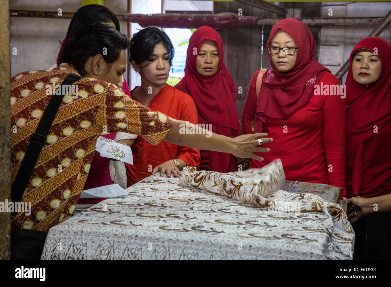 Yogyakarta, Java, Indonesia. Gruppo di donne visitando il Batik Workshop. Foto Stock