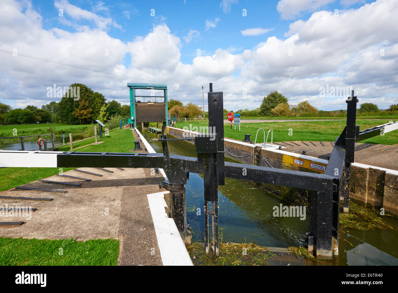 Barnwell superiore blocco sul fiume Nene con un blocco a ghigliottina al termine Oundle Northamptonshire REGNO UNITO Foto Stock