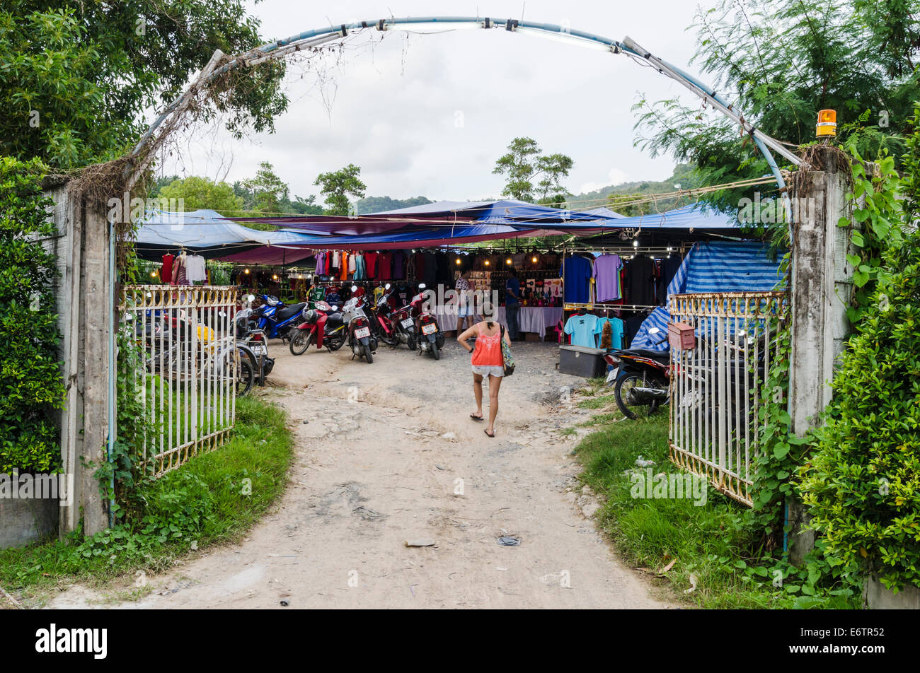 Uno degli ingressi al Kata mercato fresco, Kata, Phuket, Tailandia Foto Stock