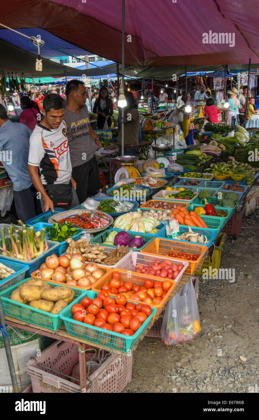 Vassoi di verdure fresche al Kata mercato fresco in Kata, Phuket, Tailandia Foto Stock