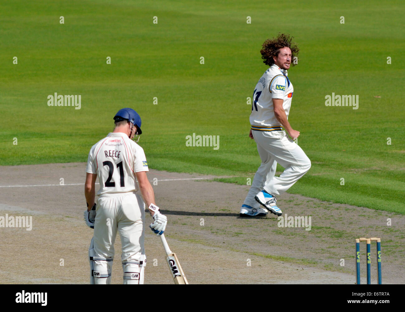 Manchester, Regno Unito. 31 Agosto, 2014. Ryan Sidebottom (Yorkshire) celebra tenendo il paletto di Paolo Horton (Lancashire) lbw per la seconda sfera della giornata. Campionato County Cricket Lancashire v Yorkshire Manchester, UK Credit: Giovanni friggitrice/Alamy Live News Foto Stock