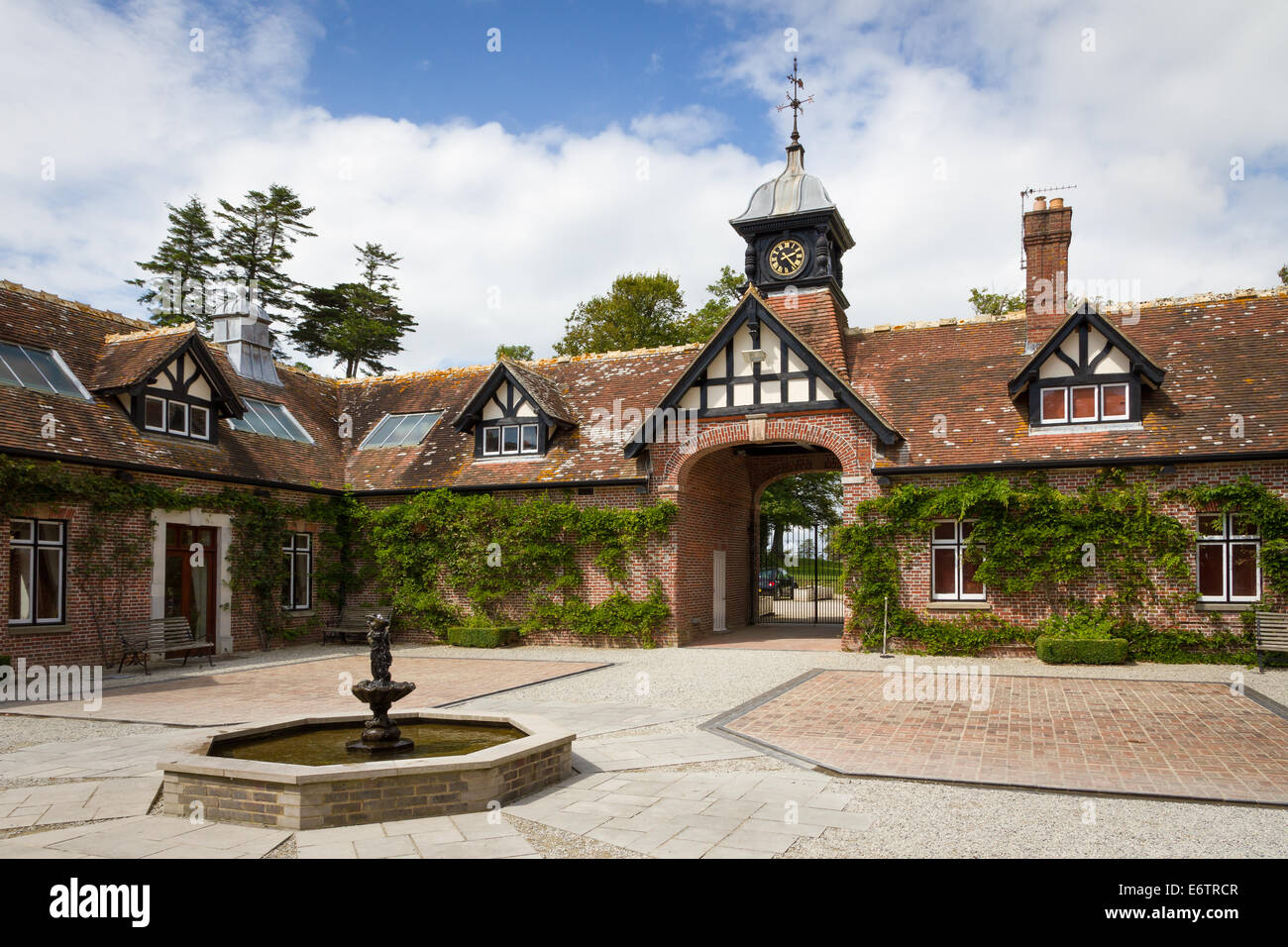 Lulworth Castle Courtyard di Lulworth station wagon, Dorset, Inghilterra Foto Stock