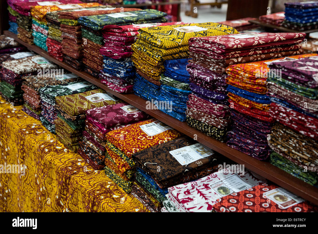 Yogyakarta, Java, Indonesia. Il batik sala vendita, Raradjonggrang Fabbrica Batik. Tessuto per la vendita. Foto Stock