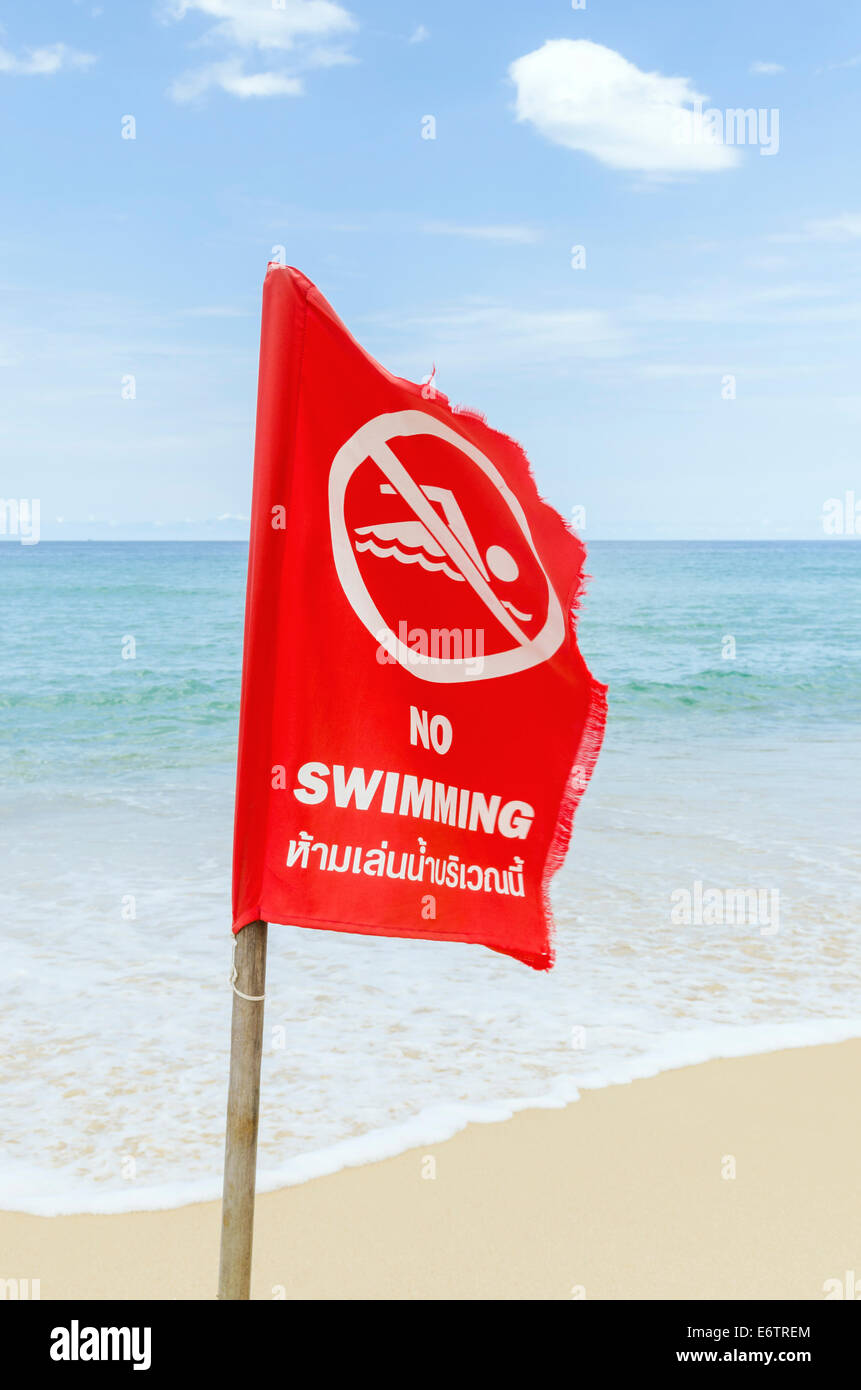 Non si può nuotare cartello segnaletico Phuket, Tailandia Foto Stock