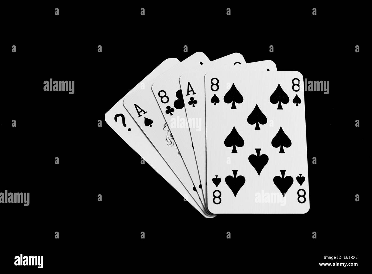 Carte da gioco su sfondo nero in termini di Poker questo è chiamato dead man mano Foto Stock