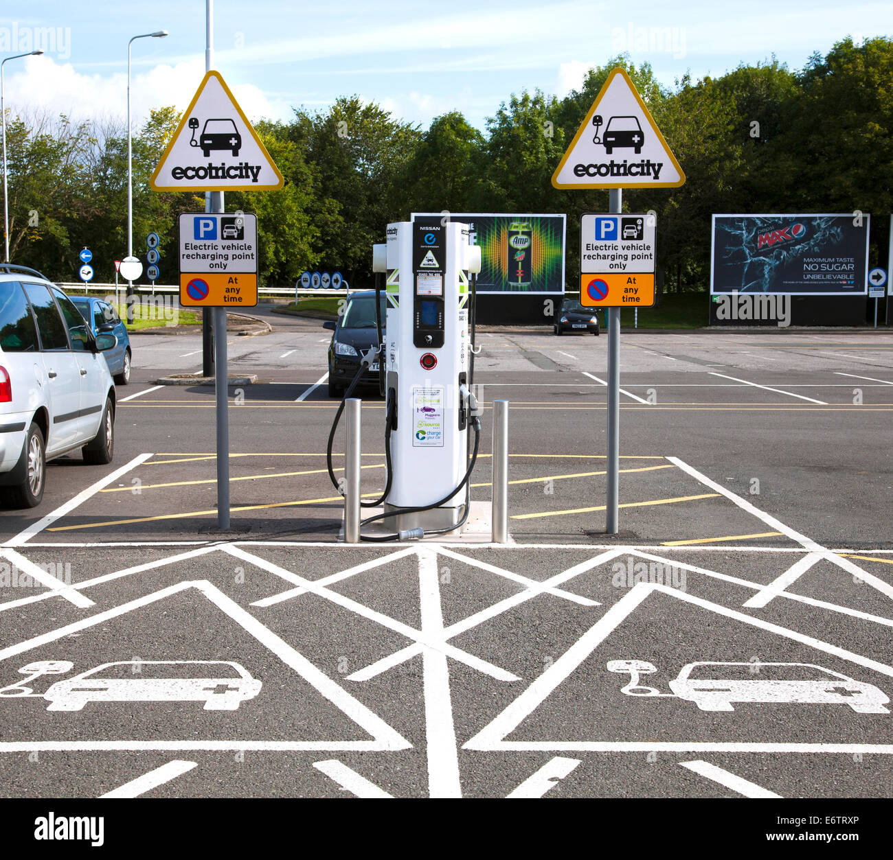 Un Ecotricity veicolo elettrico punto di ricarica a bordo Woolley servizi sulla M1 in direzione nord a Wakefield, West Yorkshire, Regno Unito. Foto Stock