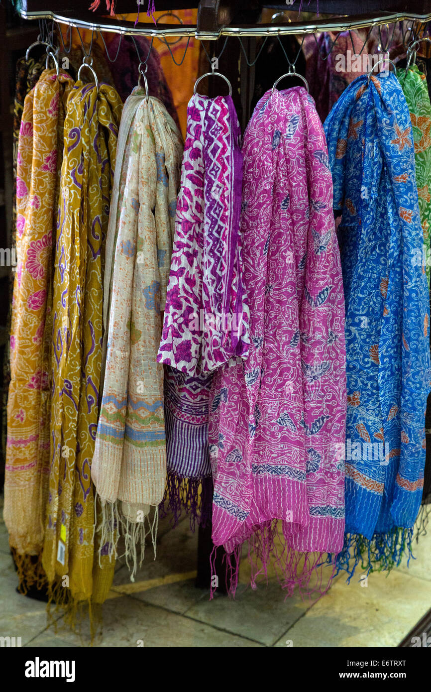 Batik scarf immagini e fotografie stock ad alta risoluzione - Alamy