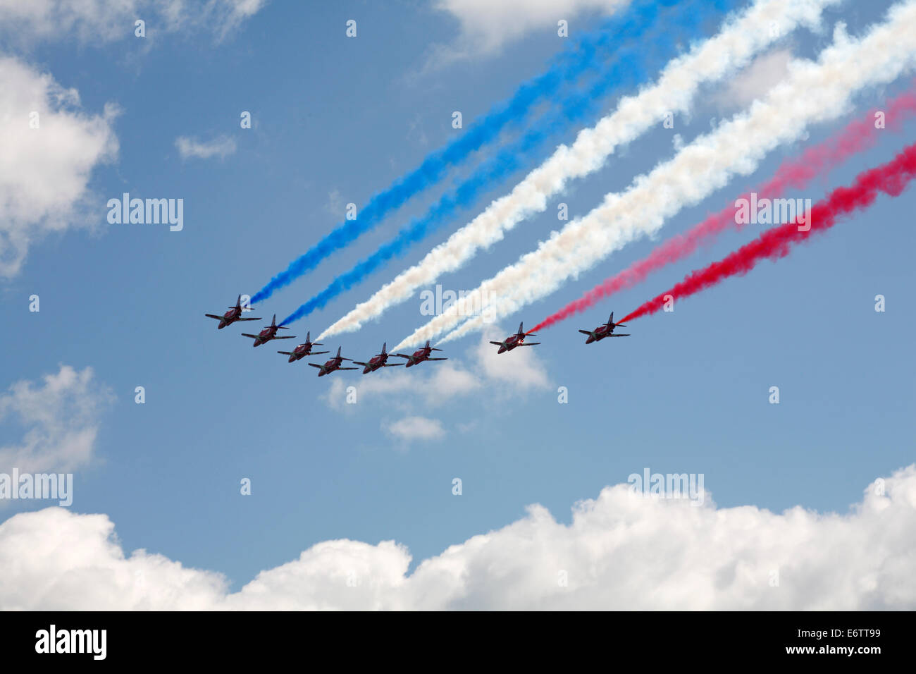 Bournemouth Dorset, England Regno Unito 31 agosto 2014. Ultimo giorno del Bournemouth Air Festival - parcheggi pieni, caldo e soleggiato con cieli blu significa migliaia gregge a Bournemouth Beach per vedere l'azione. Le frecce rosse in volo - otto battenti come la moglie del nono pilota è in lavoro. Credito: Carolyn Jenkins/Alamy Live News Foto Stock